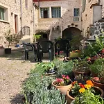 Hébergement de vacances Chateau Du Fraissinet, 6 Sleeping 2-8 Guests, Pool&river On Site
