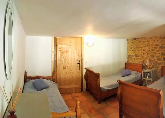 Prázdninový dům Chateau Du Fraissinet, 6 Sleeping 2-8 Guests, Pool And River On Site